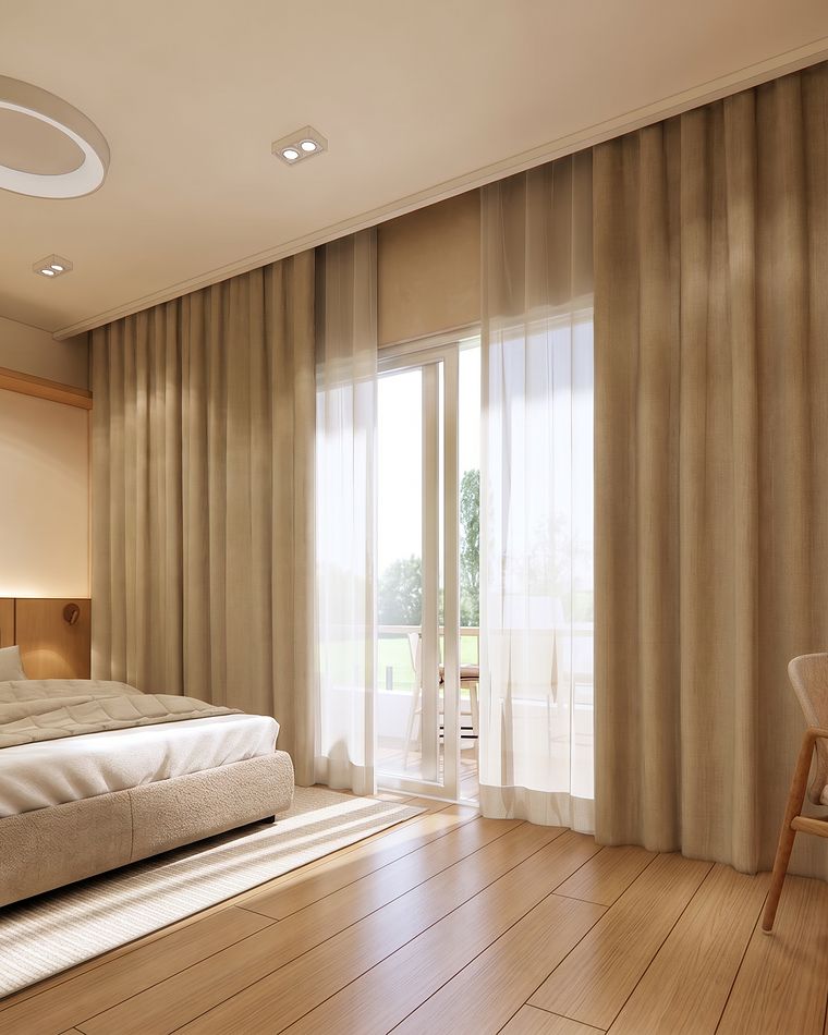 Quarto com cortinas de linho e cadeira junto à porta da varanda